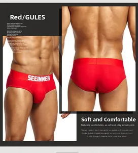 Vue détaillée du slip en coton rouge pour hommes avec large taille élastique et logo
