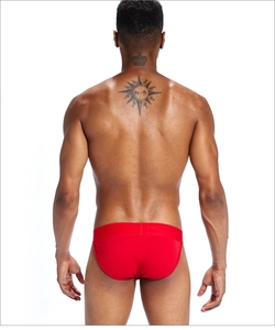 Vue arrière du slip en coton rouge pour hommes avec coupe haute et silhouette athlétique