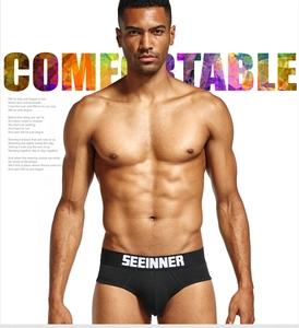Détail de slip noir en coton pour hommes avec large ceinture élastique et logo
