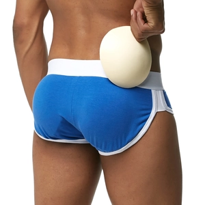 Dettaglio dell'inserimento delle imbottiture rimovibili negli slip push-up da uomo in cotone