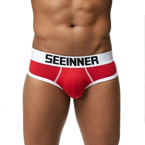 Dettaglio slip in cotone rosso a vita bassa con fascia elastica bianca e logo