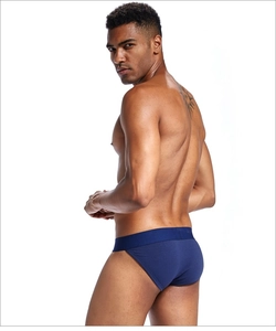 Vue latérale détaillée d'un slip pour homme bleu marine en coton à coupe haute et ajustée