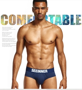 Gros plan détaillé sur le slip en coton bleu foncé pour homme avec ceinture élastique logotée