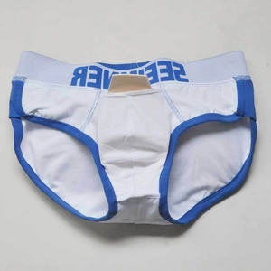 Dettaglio di slip da uomo con ampia fascia elastica in vita e cuciture blu a contrasto