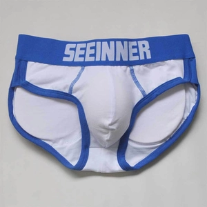 Dettaglio dello slip in cotone con tasca a U e bordi blu a contrasto con elastico firmato
