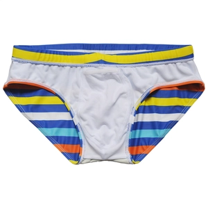 Dettaglio della fodera interna elastica e delle cuciture fini del costume da bagno a righe