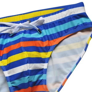 Primo piano dello slip da nuoto a righe da uomo con motivi colorati e cordoncino bianco