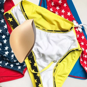 Dettaglio della fodera bianca interna e delle imbottiture rimovibili del costume da uomo