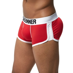 Dettaglio di boxer rossi da uomo con elastico bianco in vita e profili a contrasto