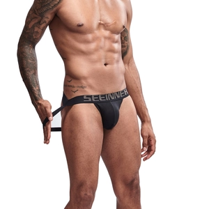 Gros plan sur le jockstrap en coton noir avec large ceinture élastique et logo de marque