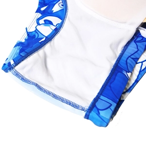 Détail de maillot de bain imprimé bleu et blanc avec doublure en maille blanche respirante