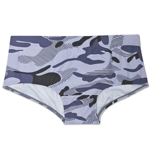 Herren Badehose mit lila Camouflage-Muster, elastischem Stoff und modernem Beinschnitt