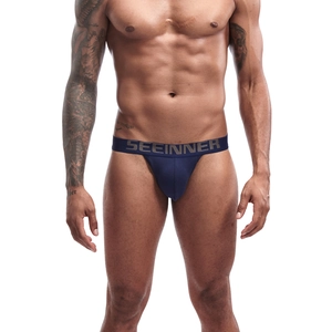 Détail d'un jockstrap en coton bleu marine avec large ceinture élastique et logo