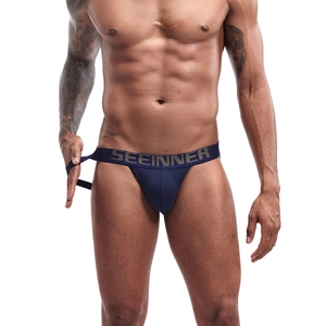 Gros plan sur le jockstrap bleu foncé avec large ceinture élastique et logo Seeinner