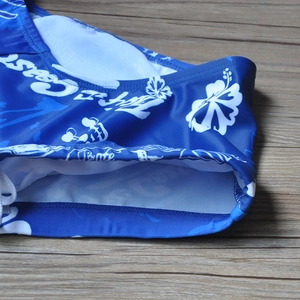 Détail du short de bain bleu à motif tête de mort et doublure blanche aérée