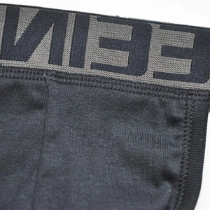 Détail macro d'un sous-vêtement en coton noir pour homme avec ceinture grise élastique