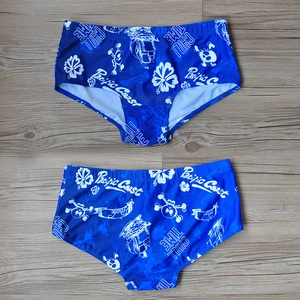 Vue détaillée du short de bain pour hommes à séchage rapide avec motifs tropicaux et de crânes