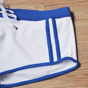 Détail du short de bain blanc pour hommes avec liseré bleu et cordon à bout métal