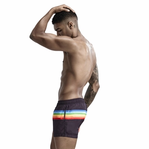 Dettaglio laterale dei pantaloncini da bagno da uomo con strisce colorate e elastico
