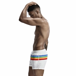 Dettaglio dei pantaloncini da bagno bianchi con strisce arcobaleno e coulisse