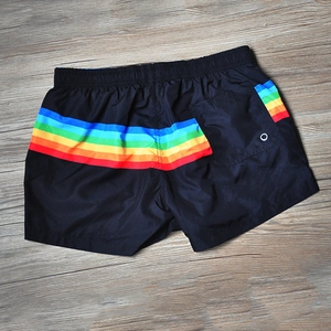 Vista posteriore di pantaloncini neri con strisce arcobaleno e tasca posteriore con occhiello