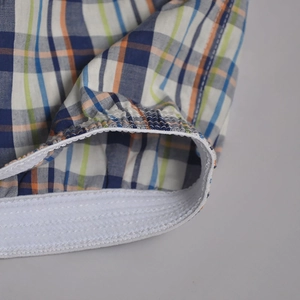 Detailansicht der karierten Boxershorts aus Baumwolle mit Fokus auf dem Elastikbund