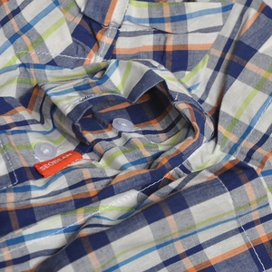 Detailansicht der karierten Boxershorts mit Stoffstruktur, Knöpfen und dem roten Seobean-Logo