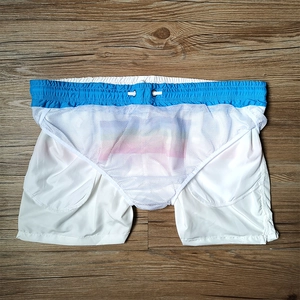 Dettaglio della fodera in rete bianca e della vita elastica dei pantaloncini da spiaggia
