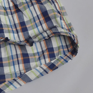 Detailaufnahme der karierten Baumwollshorts für Herren mit Doppelnähten und Stoffstruktur