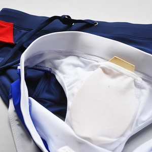 Détail du maillot de bain pour hommes avec doublure blanche, cordon et poche intérieure