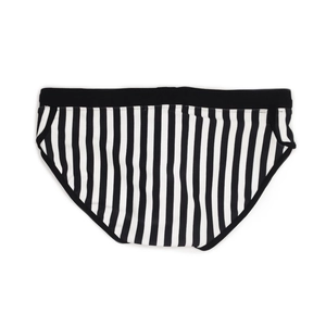 Detailansicht der Herren-Badehose mit schwarz-weißen Längsstreifen und elastischem Bund