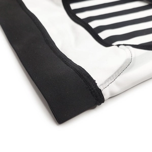 Detailaufnahme des elastischen schwarzen Bandes und der hochwertigen Naht an weißer Bademode
