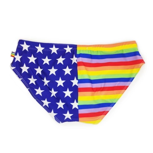 Detail von Herren-Badehosen mit Sternmustern und lebhafter Regenbogenstreifen-Naht
