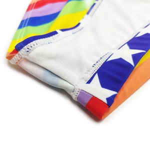 Makroaufnahme der Herren-Badehose mit Regenbogenstreifen und doppelt vernähtem Netzstoff