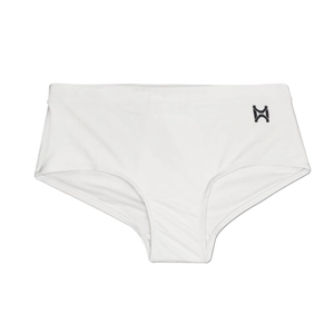 Detail der weißen Herren-Badehose mit schwarzem Logo und glattem, elastischem Stoff