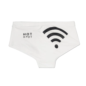 Detail der weißen Herren-Badehose mit schwarzem Hot-Spot- und Wi-Fi-Signal-Aufdruck