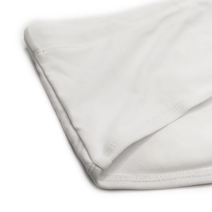 Detail der hochwertigen Doppelnaht am Saum der weißen Herren-Strand-Badehose