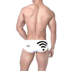 Weiße Herren-Badehose mit schwarzem HOT SPOT-Aufdruck und WiFi-Symbol auf der Rückseite