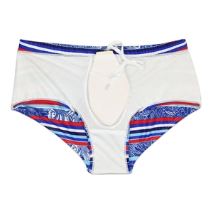 Détail du maillot de bain rayé pour homme avec cordon blanc et tissu élastique