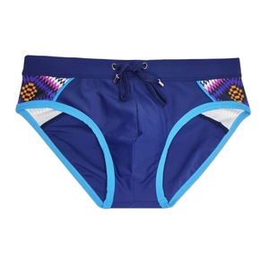 Détail de ce maillot de bain homme bleu avec imprimé géométrique et cordon à embouts métalliques