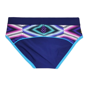 Détail du maillot de bain bleu pour homme avec motifs ethniques géométriques colorés
