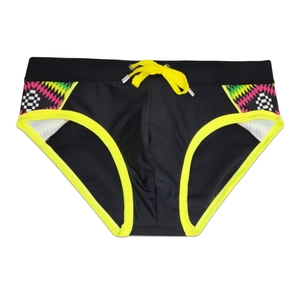 Détail du slip de bain noir pour homme avec imprimé ethnique et cordons jaune vif