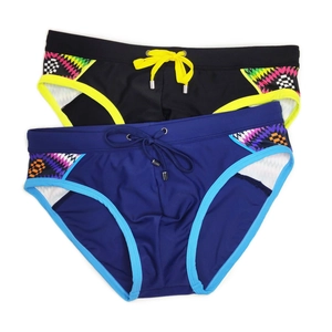 Détail du slip de bain homme avec empiècements à motifs ethniques et cordons de serrage