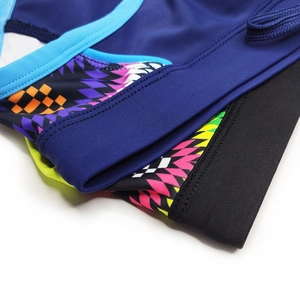 Détail de maillot de bain homme avec imprimé géométrique coloré et cordon de serrage élastique