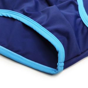 Vue détaillée du tissu de maillot de bain bleu marine avec bordure élastique bleu clair