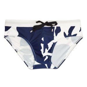 Dettaglio di slip da nuoto stampati blu e bianchi con coulisse regolabile in vita
