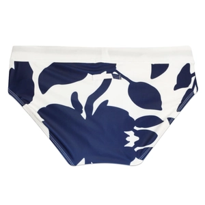 Dettaglio slip da nuoto bianchi da uomo con stampa floreale blu e asola posteriore