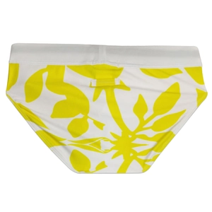 Dettaglio slip da bagno con stampa tropicale, vita elastica larga e passante giallo retro