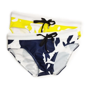 Dettaglio di due slip da nuoto uomo mimetici con vita elastica e coulisse con punte in metallo
