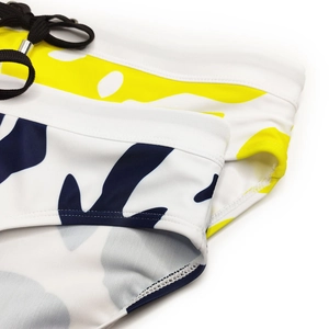 Dettaglio del costume da bagno stampato da uomo con vita elastica e coulisse argentata